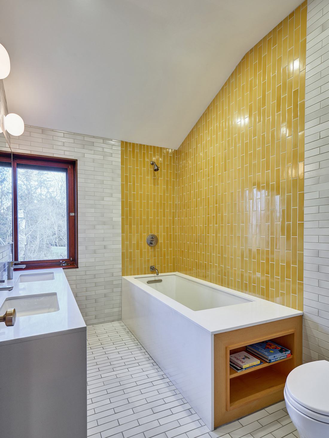 Vàng mù tạt khi được kết hợp với màu xám sẽ trở thành “cặp đôi hoàn hảo” cho bức tường phòng tắm sang chảnh.