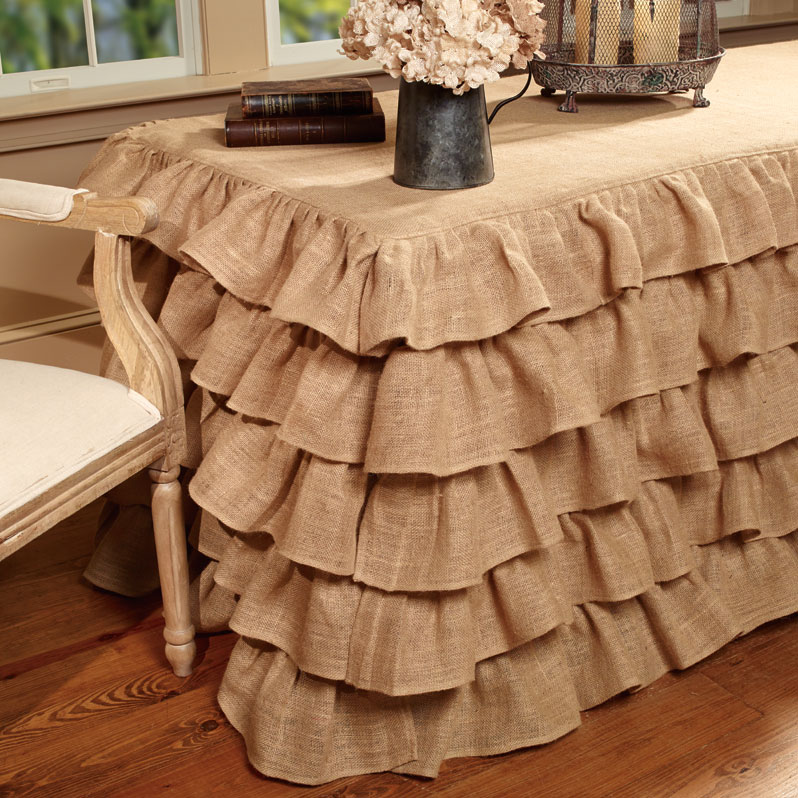 Vải gai được may thành khăn trải che phủ kín bàn ăn với những lớp vải xếp tầng như chiếc váy của một nàng công chúa trong chuyện cổ tích.