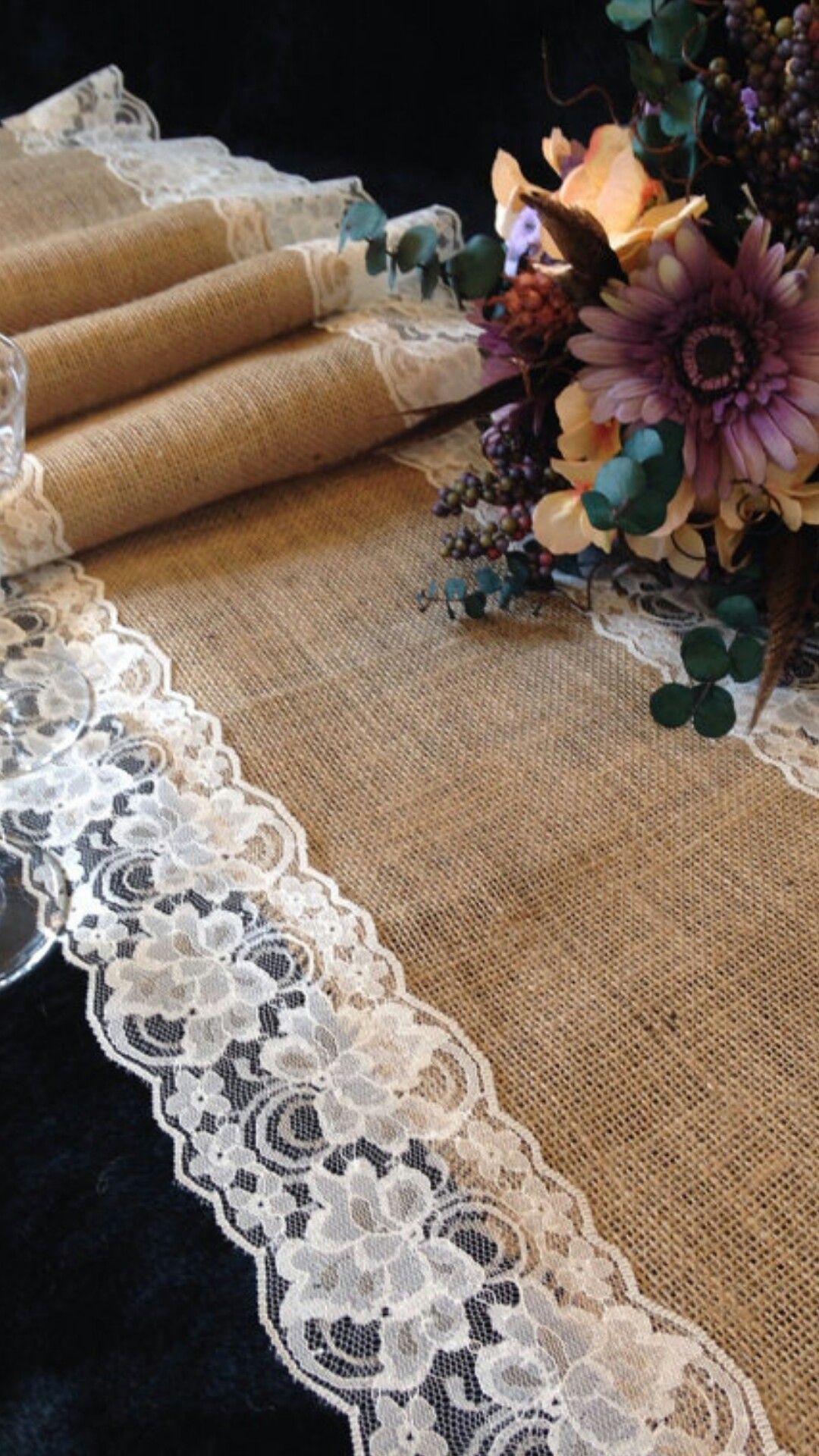 Vải gai là chất liệu dễ dàng kết hợp với ren để tạo thành đường viền đẹp mắt. Nếu khéo tay, bạn có thể tự làm mẫu khăn trải ngang mà không hề tốn kém nhiều chi phí. 