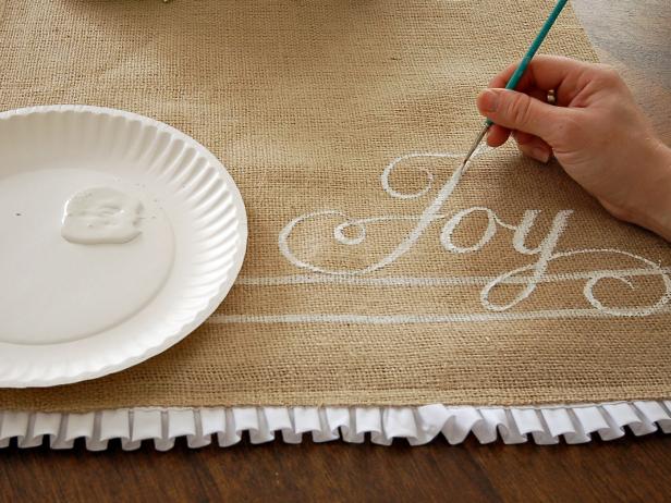 Chỉ cần một chiếc cọ vẽ và ít sơn trắng (hoặc màu tùy thích) để ghi tên hoặc hình vẽ đại diện là bạn đã tạo được dấu ấn cá nhân trên bàn ăn rồi đấy!