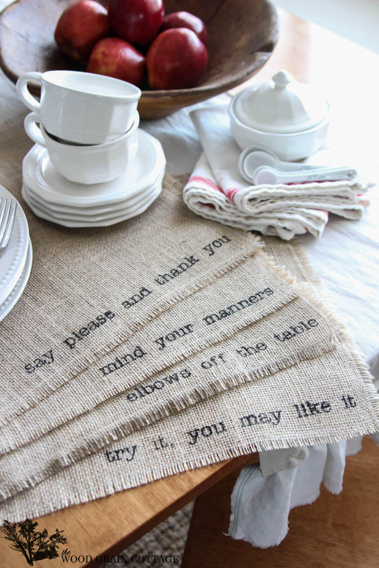 Sáng tạo hơn nữa trong các bữa ăn gia đình hoặc các bữa tiệc nhiều thành viên đó chính là in những thông điệp đơn giản nhưng ý nghĩa lên tấm lót đĩa ăn bằng vải gai.