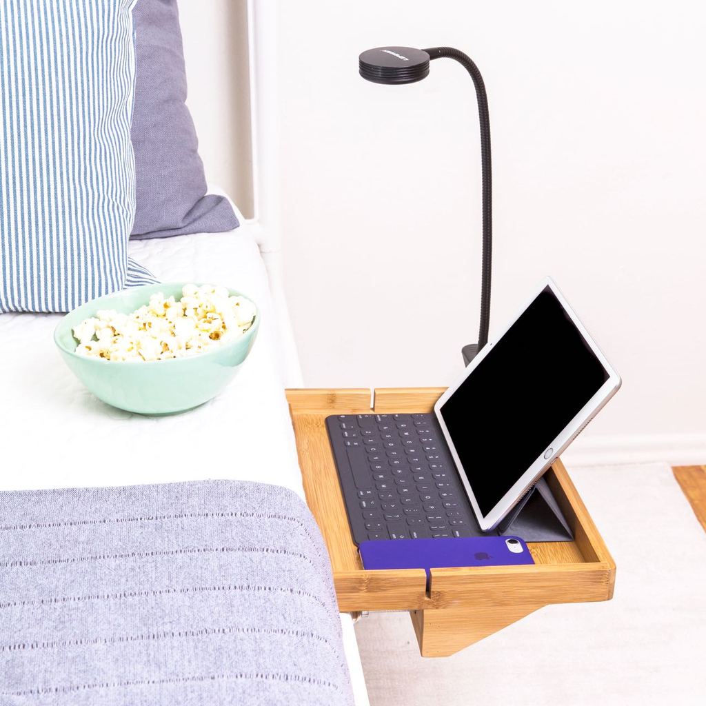 Kích thước kệ giúp bạn thoải mái sử dụng Macbook 13 inch kèm theo một chiếc đèn bàn mini chiếu sáng.