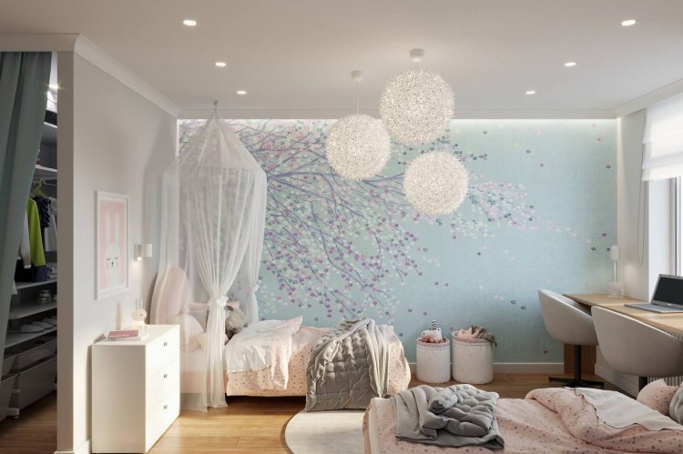 Phòng ngủ của hai cô con gái được bố trí hai chiếc giường đơn, thiết kế giống như không gian của nàng công chúa trong truyện cổ tích với giấy dán tường hoa lá nền nã và dịu nhẹ.