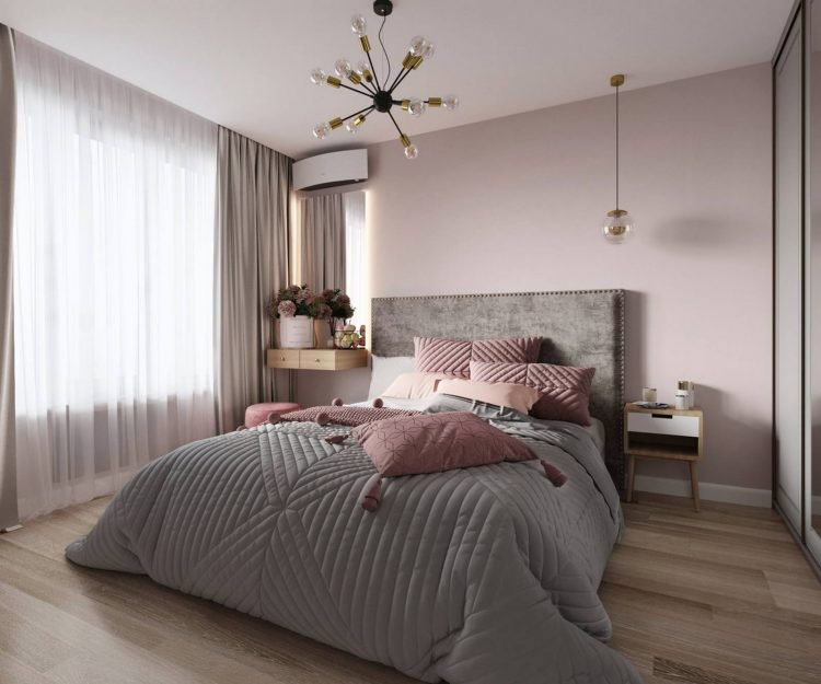 Phòng ngủ cũng được bố trí cạnh cửa sổ với cách thiết kế rèm che tương tự như ở phòng khách. Sàn lát gỗ sáng màu cho cảm giác gần gũi, tự nhiên, bức tường sơn màu hồng phấn kết hợp với giường ngủ lấy màu xám và hồng tím làm sắc màu chủ đạo.