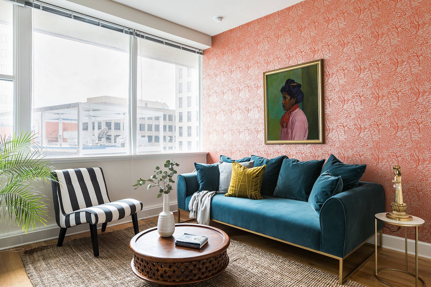Giữa không gian chọn phong cách chiết trung phóng khoáng với nhiều mảng màu nổi bật như xanh lam, đỏ, hồng, cam, xanh lá, xanh ô liu,... thì chiếc sofa kẻ sọc đen trắng trở thành một điểm nhấn thu hút khách đến thăm nhà hơn cả.