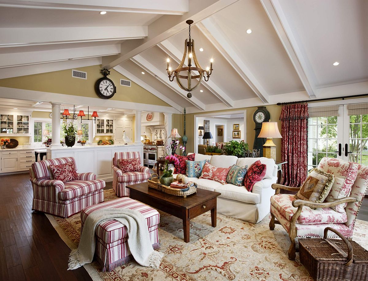 Một phòng khách vô cùng nổi bật với phong cách đồng quê tươi mới. Bạn sẽ cảm nhận sự sinh động và rực rỡ khi nhìn ngắm rất nhiều màu sắc trong căn phòng này, và tất nhiên cũng sẽ không thể không chú ý đến những chiếc ghế sofa và ghế đôn kẻ sọc trắng - hồng duyên dáng.