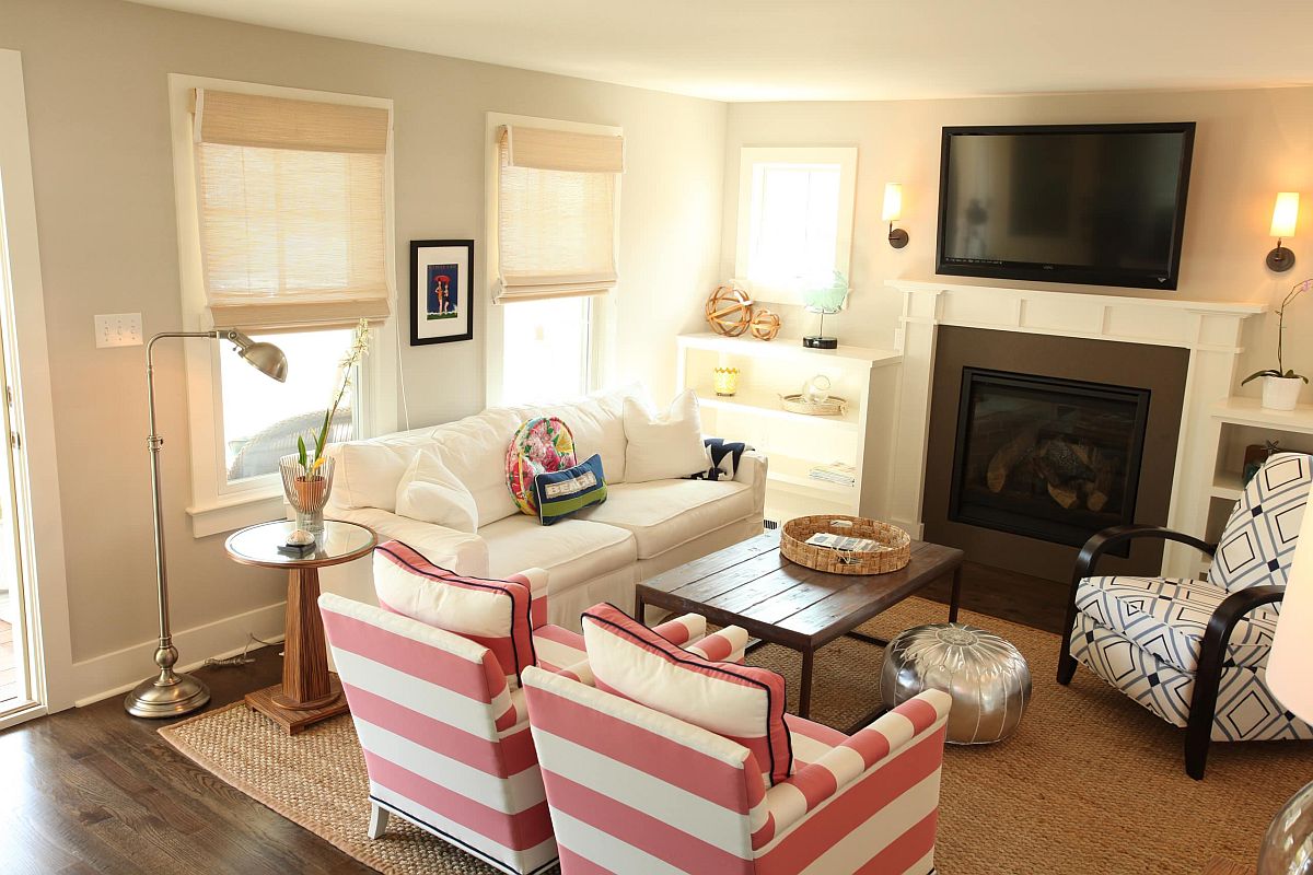Phòng khách sử dụng gam màu trung tính và be và nâu để tạo sự dễ chịu, gần gũi cho không gian tiếp khách. Những chiếc ghế kẻ sọc ngang màu trắng và hồng phấn cũng góp phần làm cho căn phòng như rộng ra và thân mật hơn.