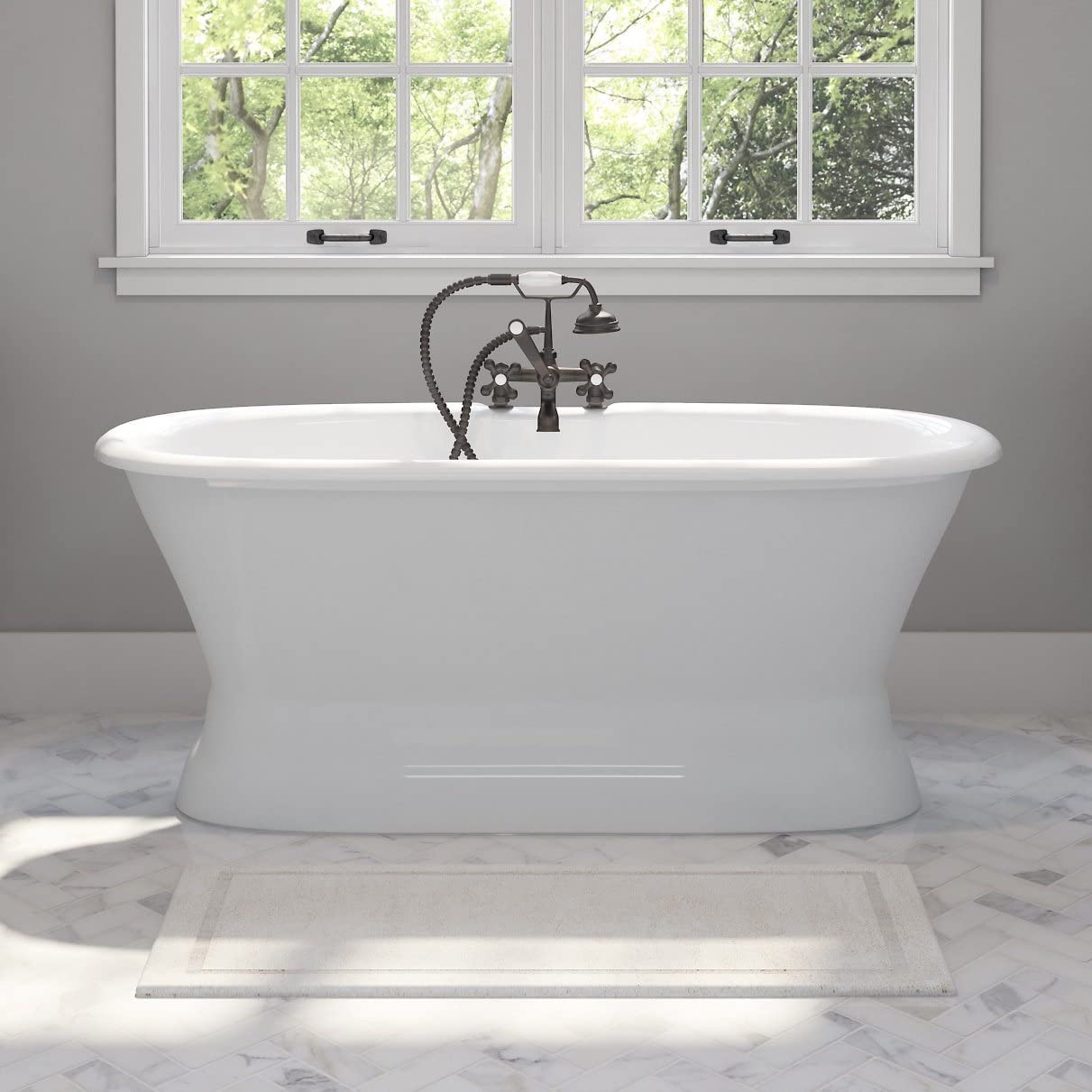 Bồn tắm bằng chất liệu sứ trắng cho cảm giác vô cùng sáng bóng, lại dễ dàng vệ sinh sạch sẽ sau khi sử dụng. Các chi tiết vòi nước và hoa sen được thiết kế theo phong cách cổ điển nổi bật trên nền trắng mang đến sức hấp dẫn vượt thời gian.