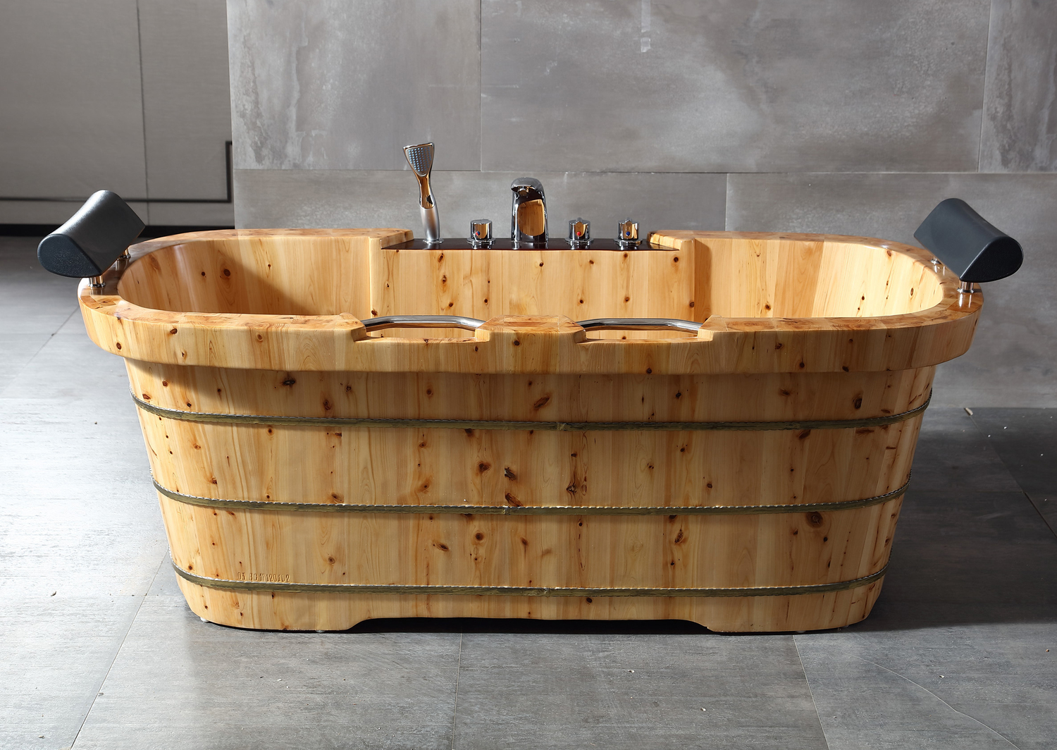 Bạn đang tìm kiếm sự mộc mạc cho không gian thư giãn? Vậy thì chiếc bồn tắm bằng gỗ này chính là gợi ý hoàn hảo dành cho bạn. Nó mang một vẻ ngoài với thiết kế cổ điển nhưng các chi tiết bằng kim loại đi kèm thì lại vô cùng tiện nghi và hiện đại.