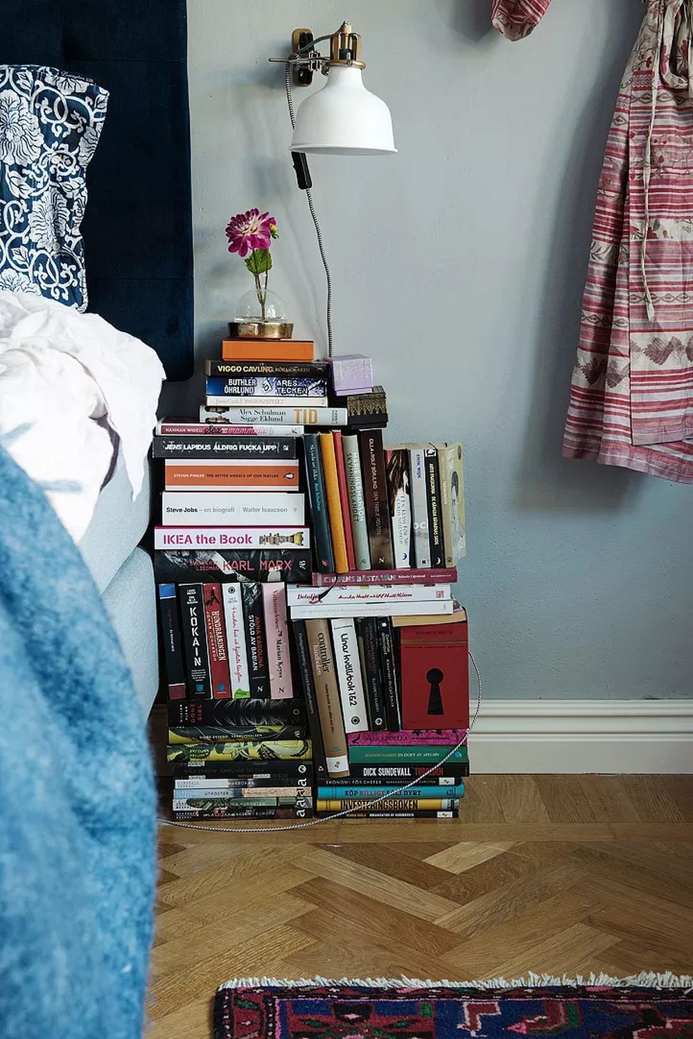 Tận dụng bộ sưu tập sách để biến hóa thành chiếc táp đầu giường độc đáo.