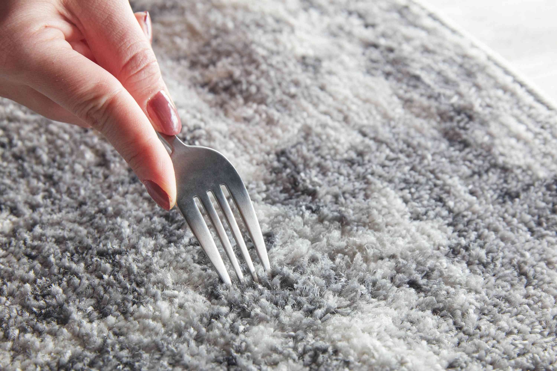 Dùng ngón tay hoặc chiếc nĩa để làm tơi sợi trên tấm thảm,