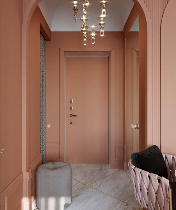 Lối vào căn hộ với tông màu nâu đỏ nhạt trầm ấm mang nét cổ điển cùng đèn thả trần lấp lánh