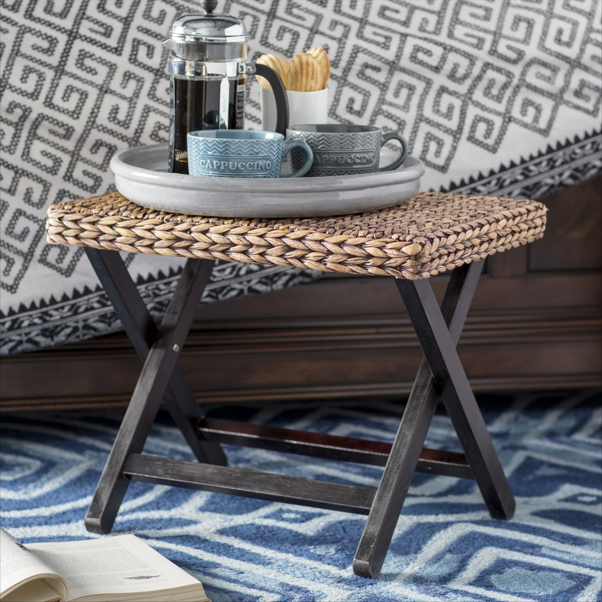 Chiếc ghế hình chữ nhật với bề mặt bằng lục bình, chân ghế bằng gỗ sơn đen sang chảnh. Và điều quan trọng hơn cả là nó có thể xếp gọn lại để dễ dàng sử dụng linh hoạt trong nhiều không gian nhà ở, từ phòng khách, bếp cho đến phòng ngủ.