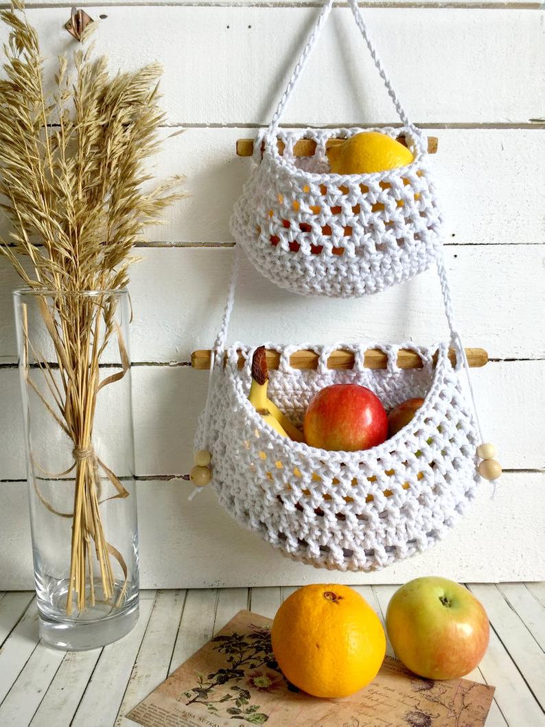 Giỏ đan macrame giúp phòng bếp có thêm một điểm nhấn thời trang và đẹp mắt.