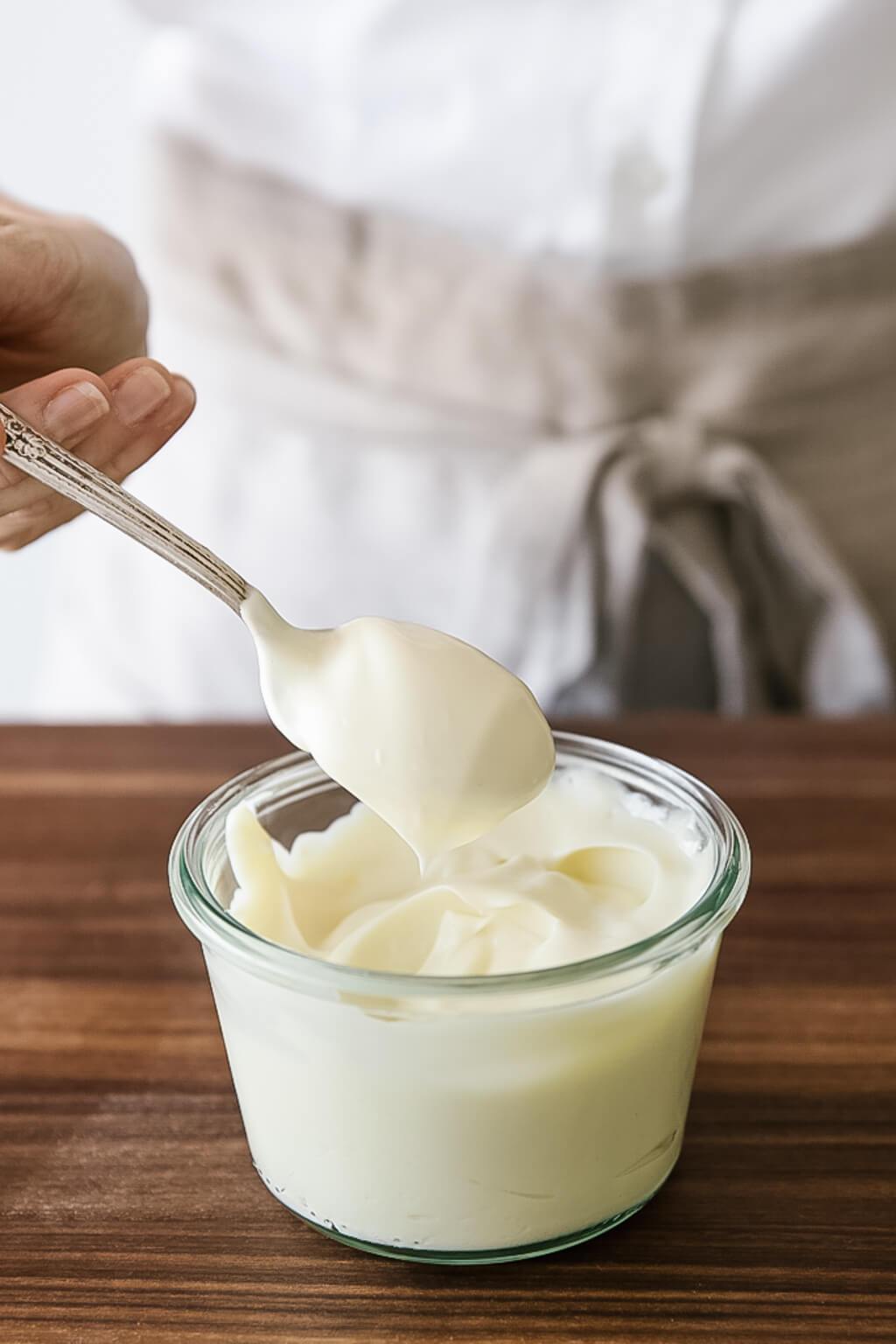 Bạn có thể dùng sốt mayonnaise để làm sạch và đánh bóng đồ gỗ.