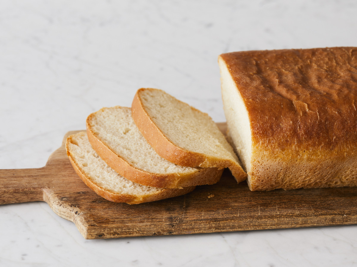 Một lát bánh mì sandwich có thể nhẹ nhàng loại bỏ vết bẩn trên tường, bụi bẩn bám quanh khung ảnh.