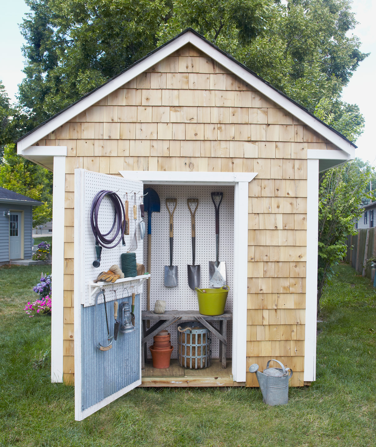 Phía sau ngôi nhà nhỏ là khu vực nhà kho mini giống như một chiếc tủ để lưu trữ dụng cụ làm vườn.