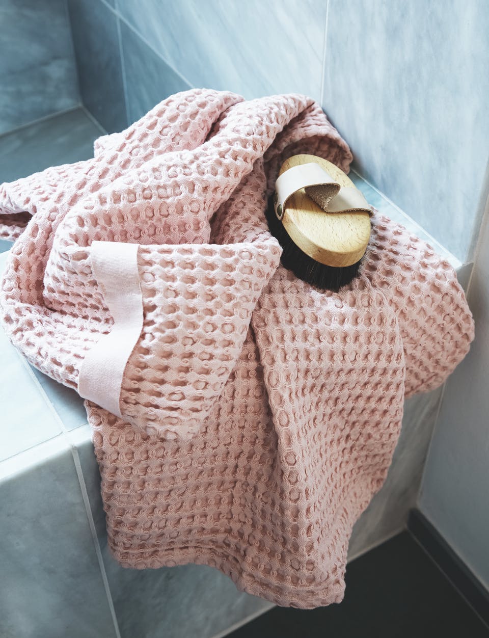 Chiếc khăn tắm dệt vải mềm mại với màu hồng cực kỳ điệu đà và nữ tính, bàn chải cũng được lựa chọn từ thương hiệu mà chủ nhân yêu thích.