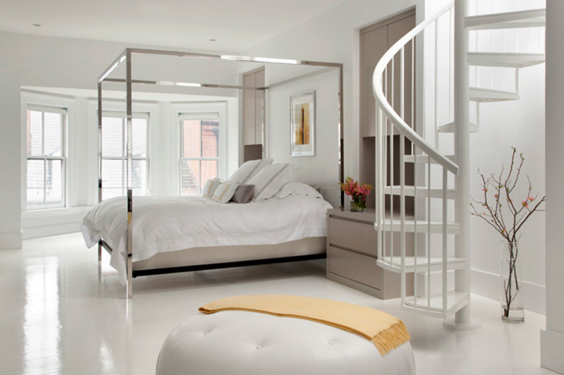 Phòng ngủ tông màu trắng chủ đạo, từ trần đến sàn nhà, sơn tường cho đến chăn ga gối, kết hợp với chiếc cầu thang xoắn ốc tạo cảm giác như một thiên đường lãng mạn.