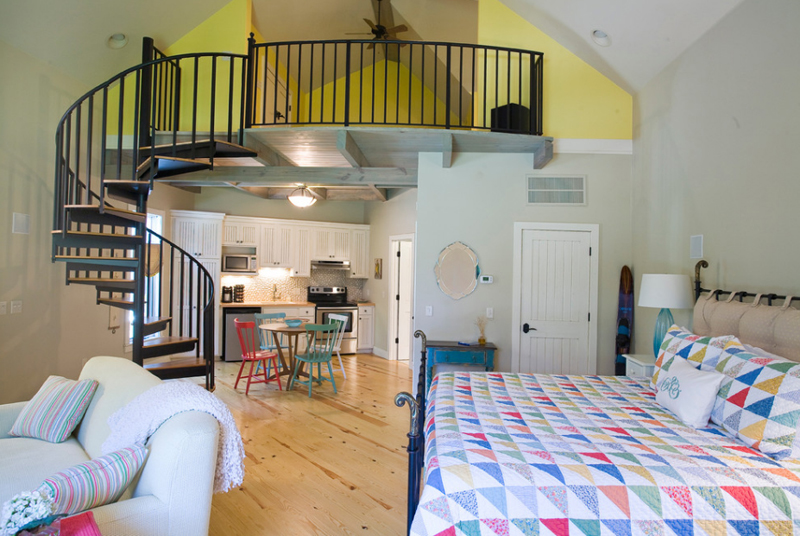 Đây là một căn hộ nhỏ với phòng khách, bếp, khu vực ăn uống và phòng ngủ thiết kế trên cùng một mặt phẳng, chiếc cầu thang xoắn ốc sơn đen dẫn lối lên tầng áp mái của căn hộ vừa đẹp mắt vừa tiết kiệm không gian.