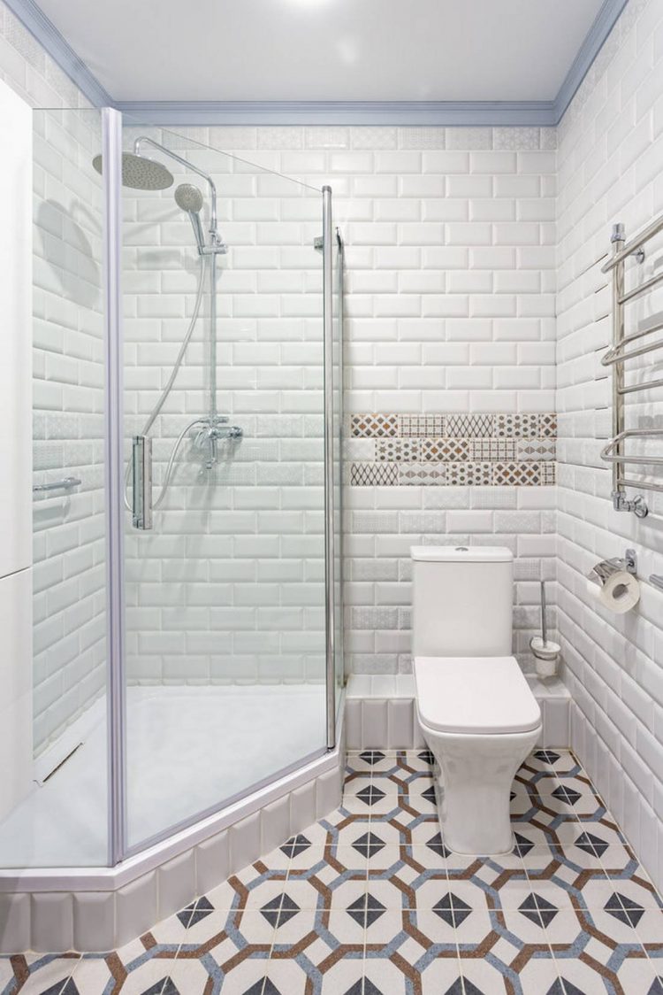 Buồng tắm đứng ngăn cách với toilet bằng cửa kính trong suốt, giá treo bằng inox lắp đặt trên tường để tận dụng tối đa bề mặt tường để treo khăn tắm, quần áo,...