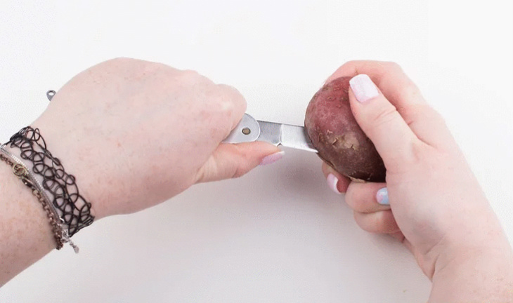 Khoai tây cũng có tác dụng loại bỏ gỉ sét trên dao, kéo...