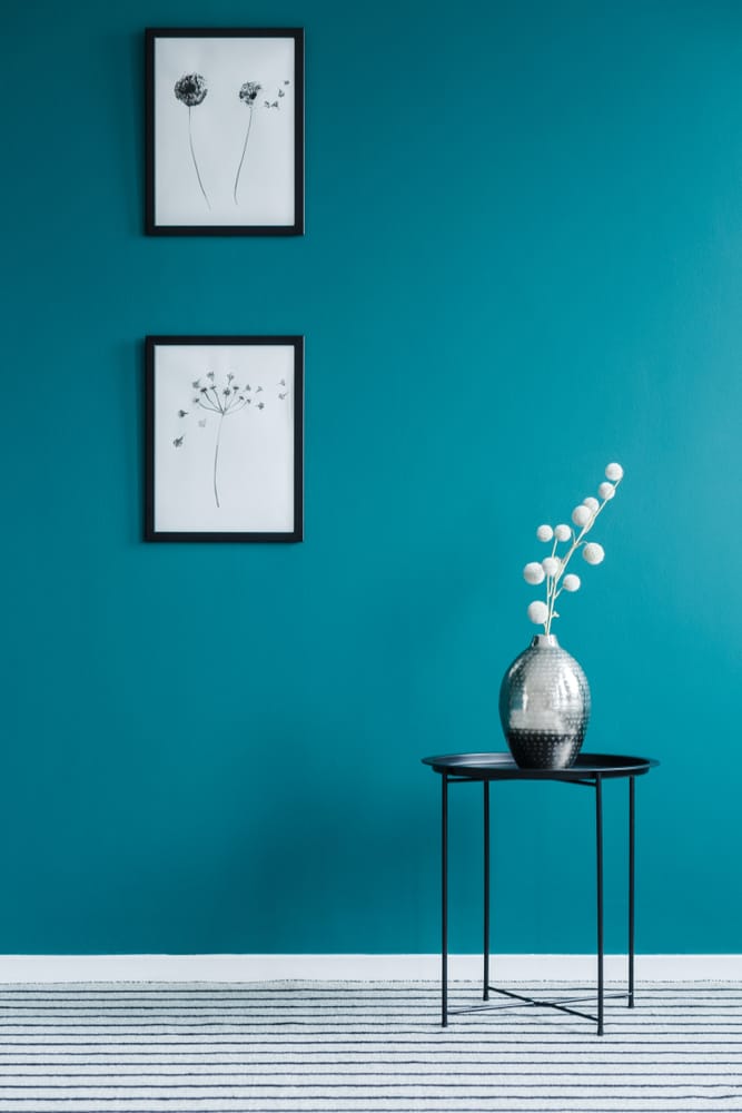 Vì thuộc gam màu lạnh nên nếu sơn toàn bộ tường bằng màu ngọc lam thì đó vẫn là lựa chọn hoàn hảo, bổ sung thêm chút sắc trắng để tạo điểm nhấn cho không gian.