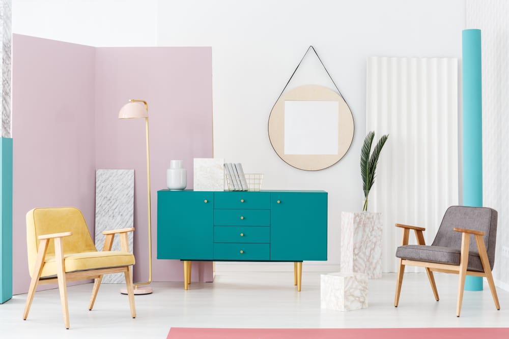 Giữa những gam màu pastel dịu nhẹ, chiếc tủ lưu trữ màu ngọc lam đậm trở thành điểm nhấn sáng bừng căn phòng nhỏ thiết kế theo phong cách Scandinavian.