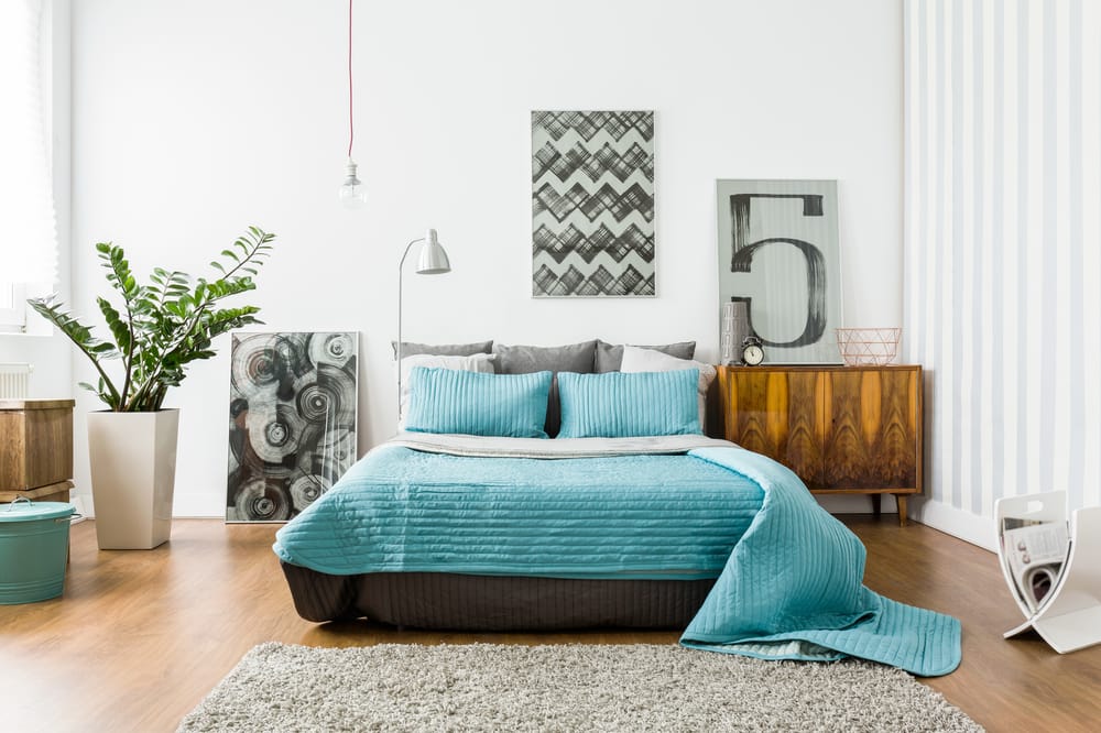 Một khu vực hoàn hảo để ứng dụng gam màu này chính là phòng ngủ bởi nó cần sự thư giãn. Bộ chăn ga gối ngọc lam kết hợp xám nhạt cho cái nhìn vô cùng trang nhã.