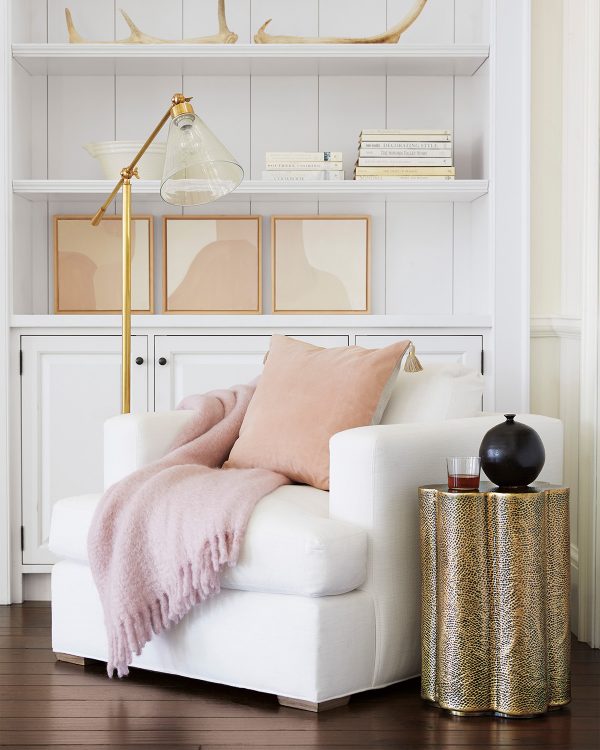 Với thiết kế êm ái, gam màu trắng sáng, chiếc ghế tạo cho bạn cảm giác như đang được hít thở bầu không khí trong lành. Thêm điểm nhấn màu hồng của gối tựa và chăn tạo nên sự quyến rũ và nữ tính.