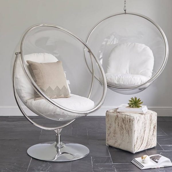 Ghế bong bóng trong suốt với nệm ngồi êm ái, mang lại đường cong tuyệt đẹp cho không gian hiện đại. Bạn có thể lựa chọn thiết kế dạng treo từ trần nhà hoặc đặt trên sàn với chân ghế bằng thép không gỉ sáng bóng.