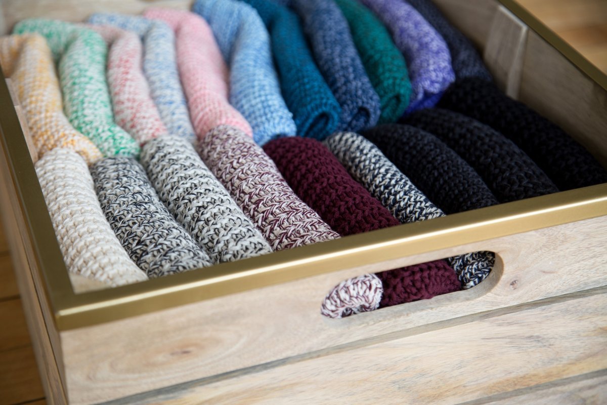 Đối với phụ kiện to hơn như khăn choàng cổ, mũ len, hãy xếp chúng vào ngăn kéo để dàng lấy ra sử dụng khi cần.