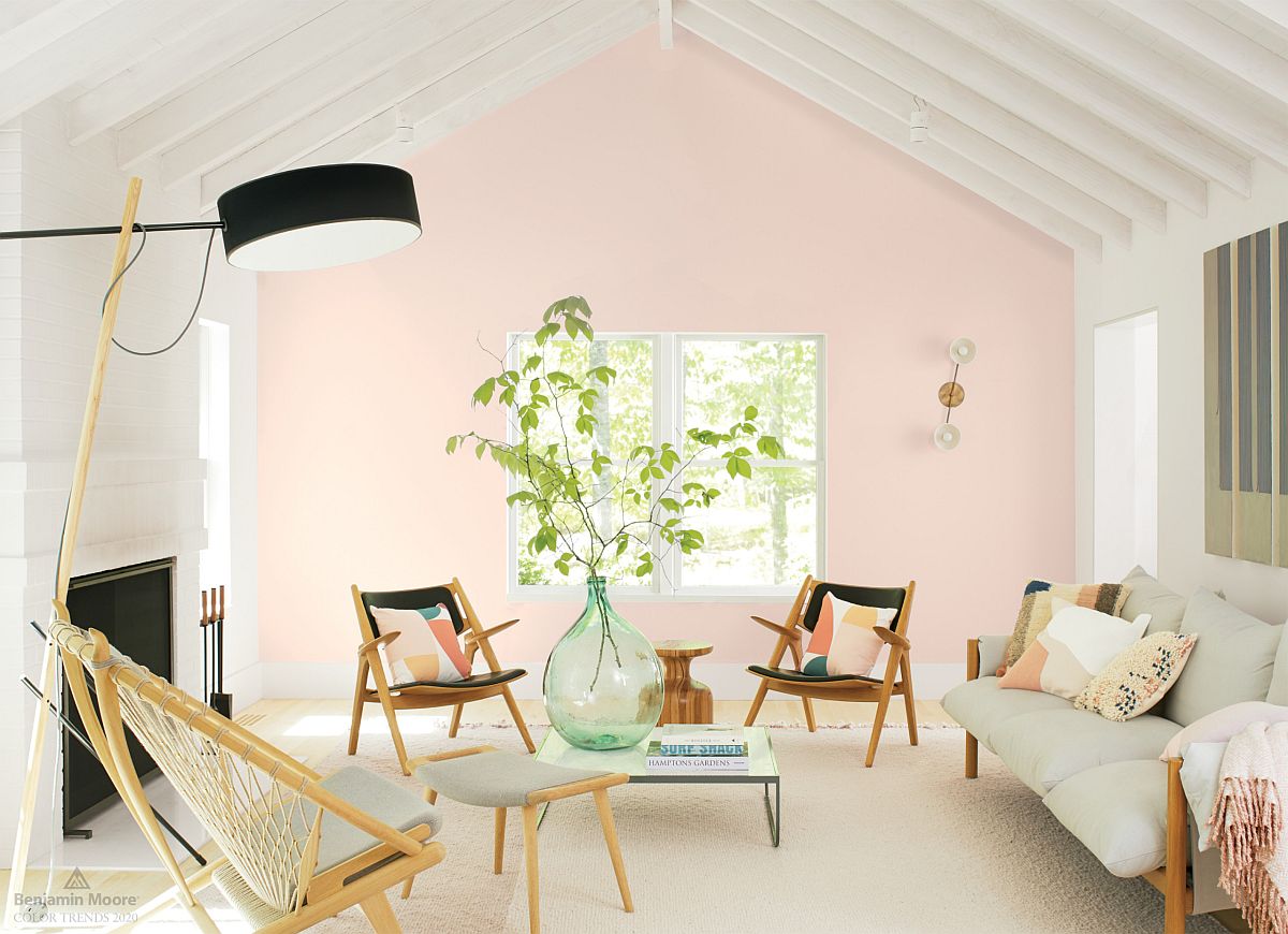Bức tường sơn màu hồng phấn dịu nhẹ, những chiếc ghế đơn và sofa quây quần bên chiếc bàn nước nhỏ tạo cảm giác ấm cúng khi trò chuyện giữa mùa Đông.