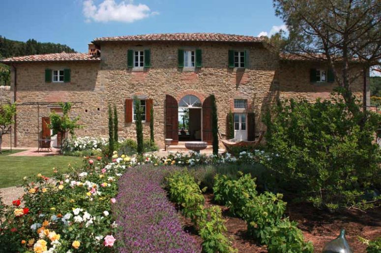 Villa Laura là một biệt thự cổ tại vùng Tuscany, nép mình trên một ngọn đồi bên ngoài thị trấn cổ. 
