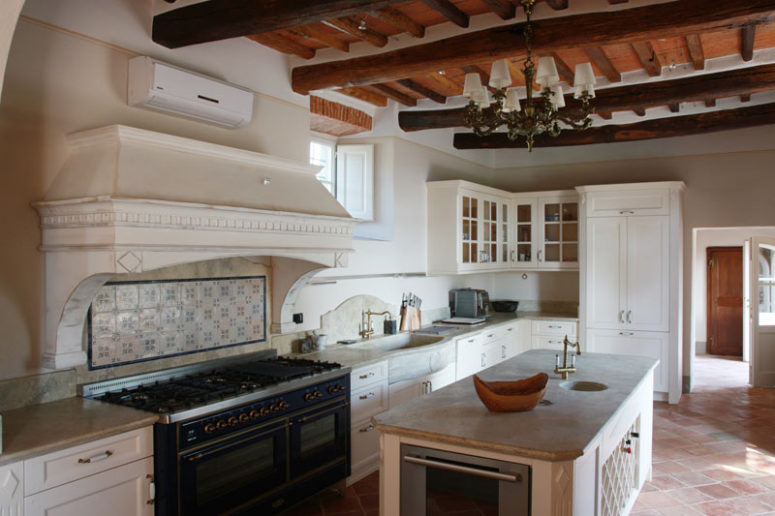 Phòng bếp rộng rãi với sắc trắng áp đảo, ngoại trừ bếp nấu chính màu đen thì hầu như nội thất còn lại ở khu vực này đều phủ một màu trắng tươi sáng. Chiếc đèn chùm bằng kim loại thiết kế tinh xảo đến từng chi tiết cũng là điểm nhấn trong khu vực này.