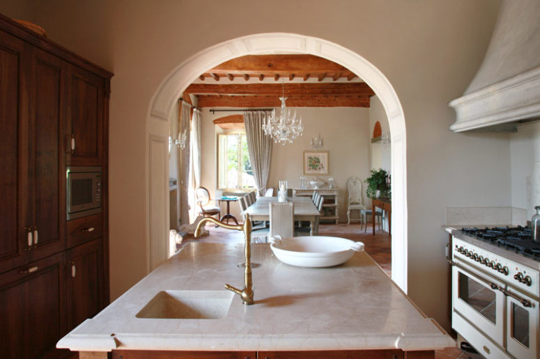 Những món nội thất bằng gỗ và đồng thau cũng giúp tôn lên vẻ đẹp của phòng bếp trong căn biệt thự cổ.