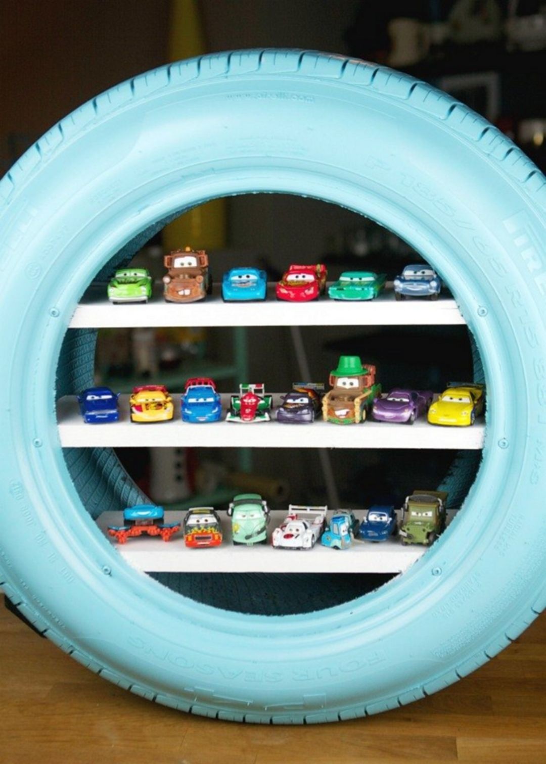 Dùng lốp xe cũ để trưng bày bộ sưu tập “siêu xe” đồ chơi.