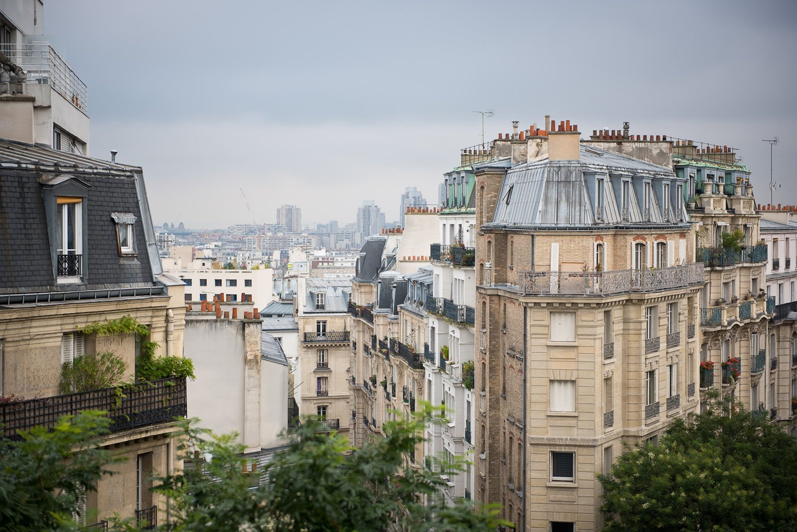 Khung cảnh tuyệt đẹp xung quanh khu phố Montmartre, Paris - nhìn từ trên cao.