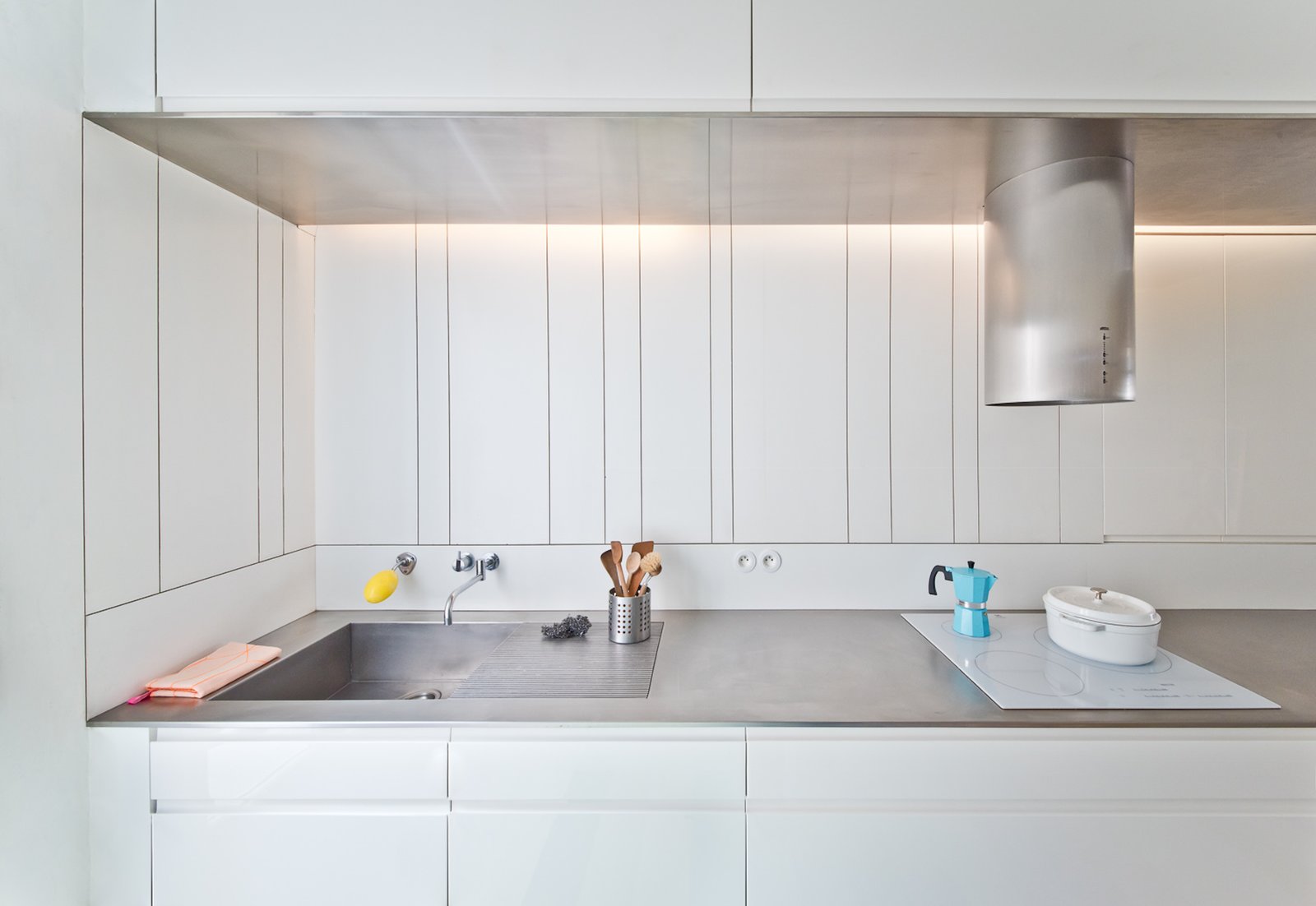 Bếp được thiết kế đơn giản nhưng hiện đại. Trải dài khu vực bếp nấu và bồn rửa là bề mặt bàn làm bằng thép không gỉ sáng bóng, dễ dàng vệ sinh.