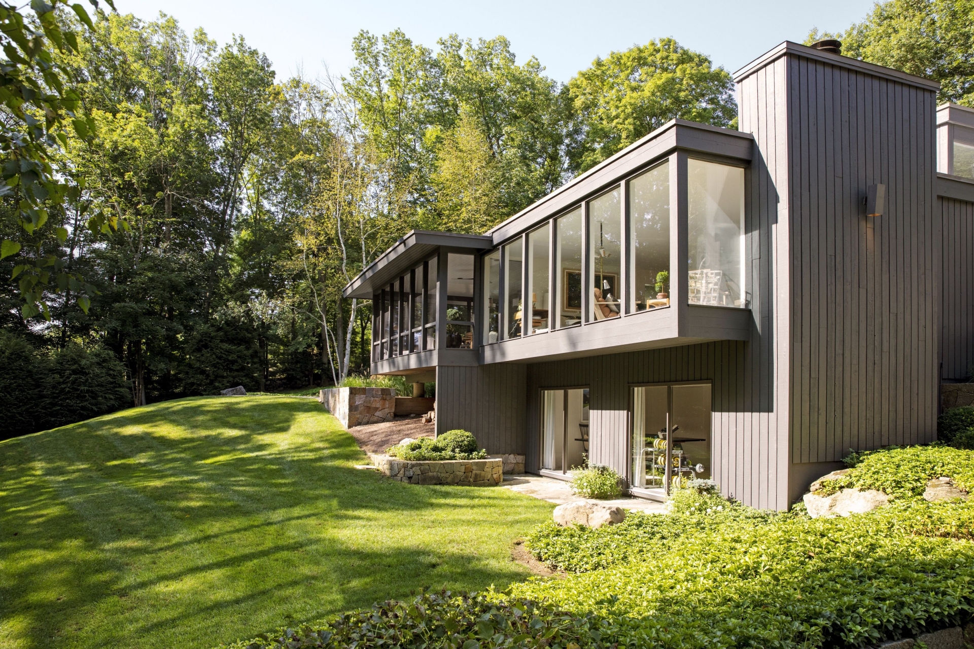Ngôi nhà với hệ thống cửa kính tuyệt đẹp nép mình giữa một khu rừng ở Greenwich, bang Connecticut. 