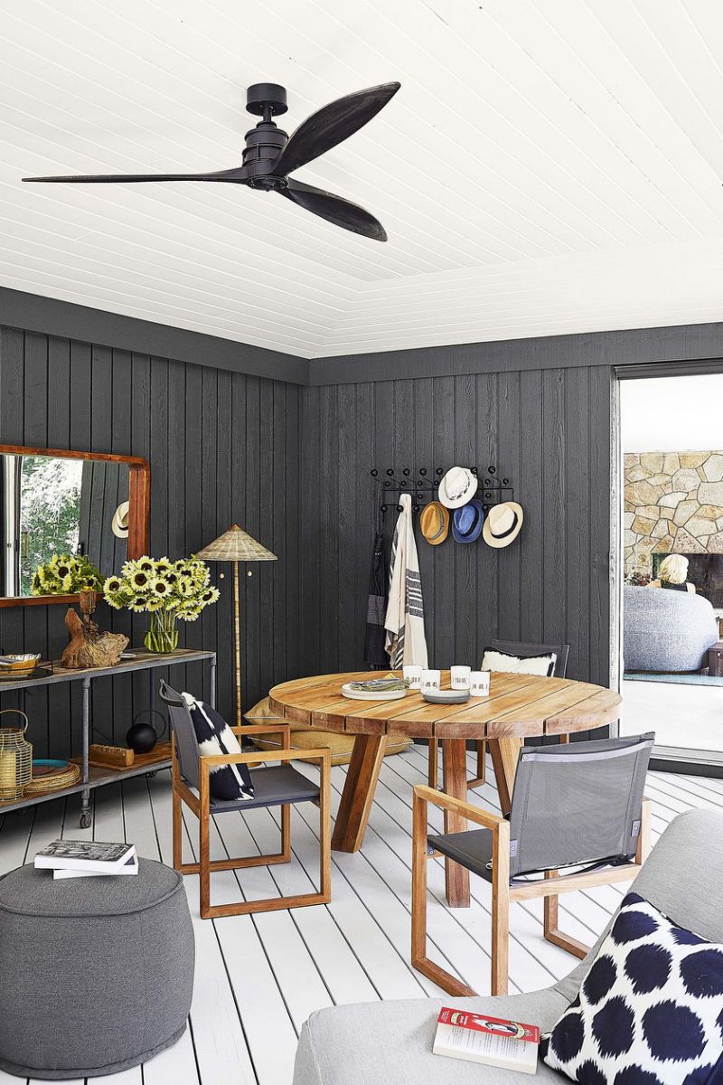 Phần hiên nhà với bức tường được sơn màu đen tạo chiều sâu cho không gian.