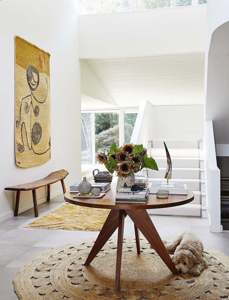 Khu vực lối vào nhà bày trí giản dị nhưng xinh xắn với hai tấm thảm ấm áp.
