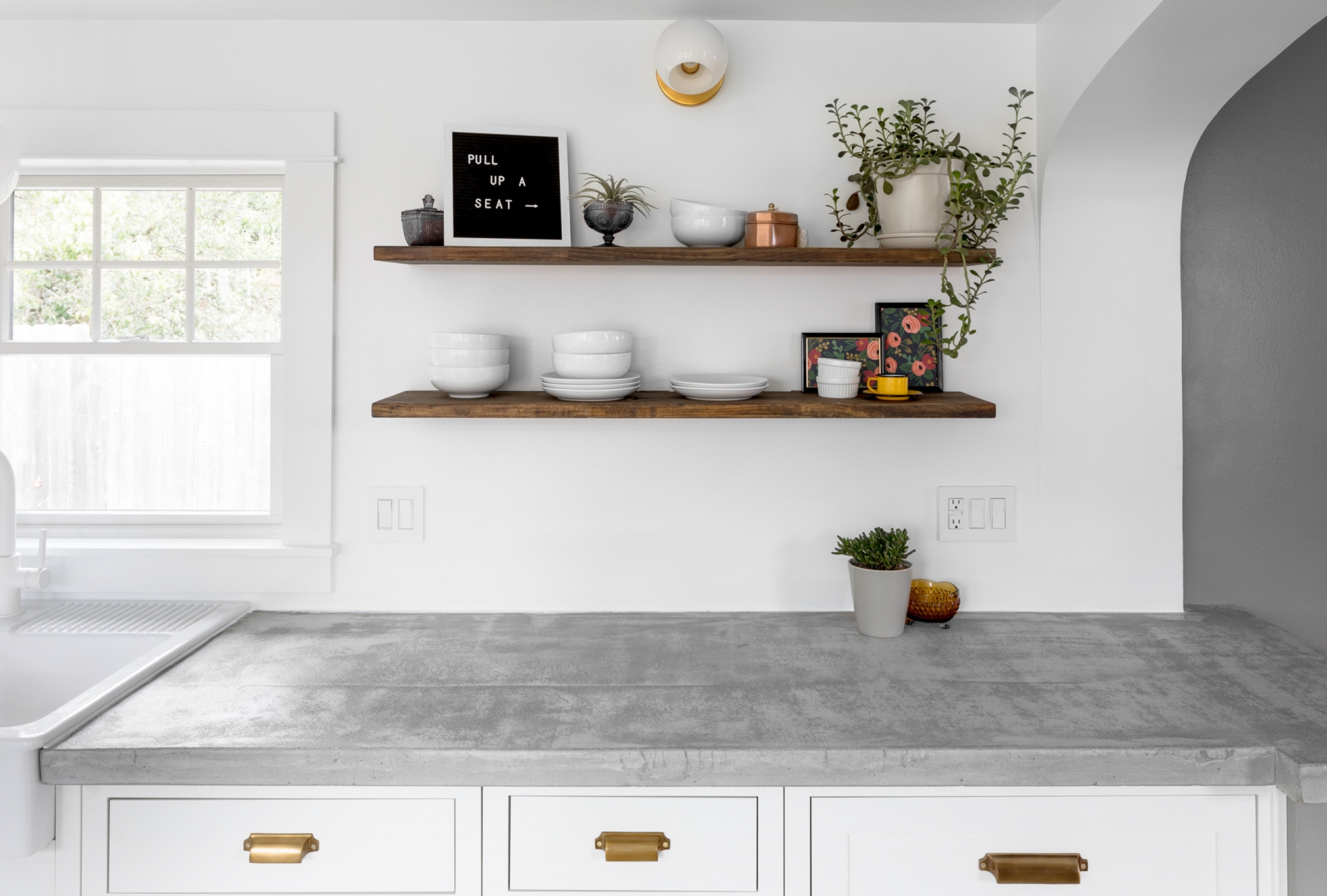 Bê tông là loại vật liệu có vẻ ngoài tối giản, dễ vệ sinh và khả năng chịu nhiệt cao nên cực kỳ thích hợp để ứng dụng dụng cho mặt bàn trong phòng bếp.