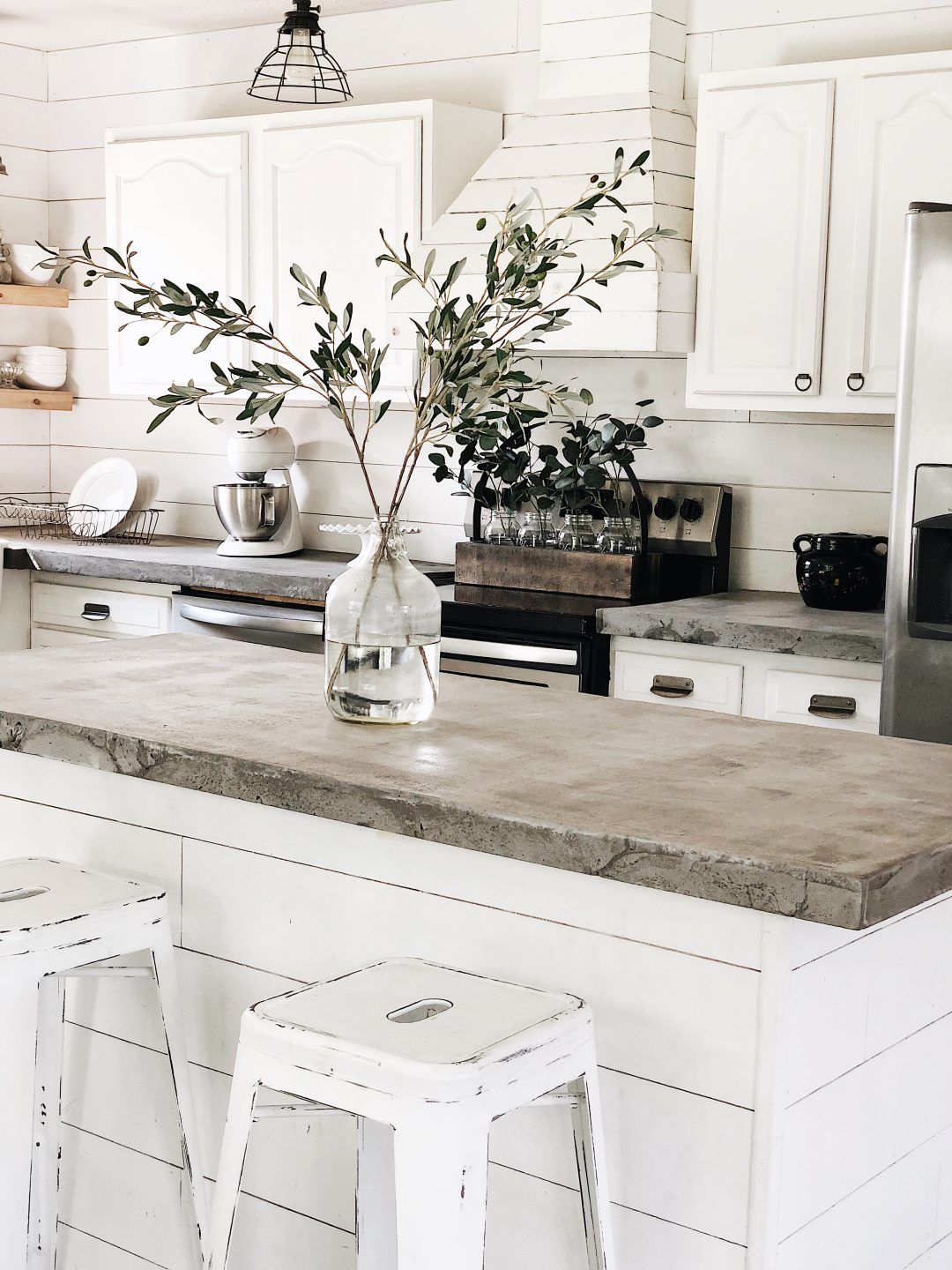 Phòng bếp thiết kế theo vintage cổ điển với tông màu trắng chủ đạo, những vết xước trên ghế ngồi kết hợp mặt bàn bê tông tạo nên nét cổ điển trầm lắng.