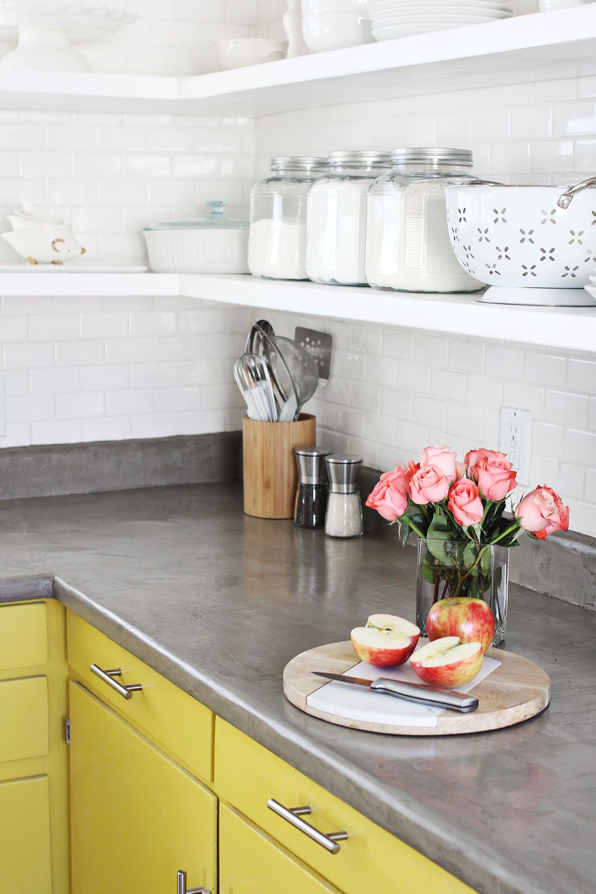  Màu vàng của hệ tủ bếp dưới khi song hành cùng màu xám của mặt bàn bê tông và sắc hoa hồng tươi thắm cho góc bếp thêm nổi bật và trẻ trung hơn hẳn!