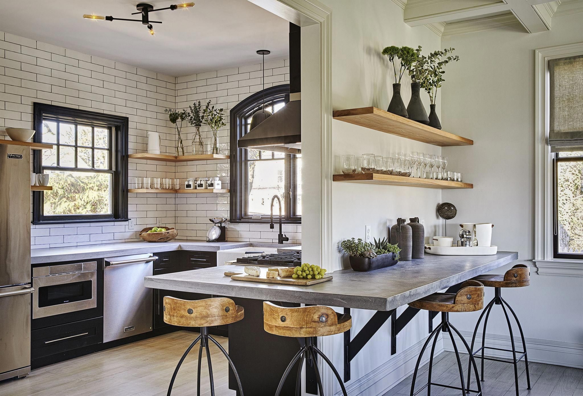  Mặt bàn bê tông là ứng dụng hoàn hảo cho bất kỳ không gian thiết kế theo phong cách nào nào, từ vintage, truyền thống, hiện đại hay phong cách công nghiệp như phòng bếp này.