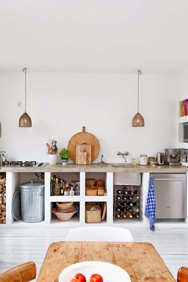  Với vẻ ngoài tối giản, bê tông dễ dàng kết hợp với các vật liệu nội thất khác, chẳng hạn như khi kết hợp với gỗ và kim loại trong phòng bếp này, trông nó vẫn rất hợp thời.