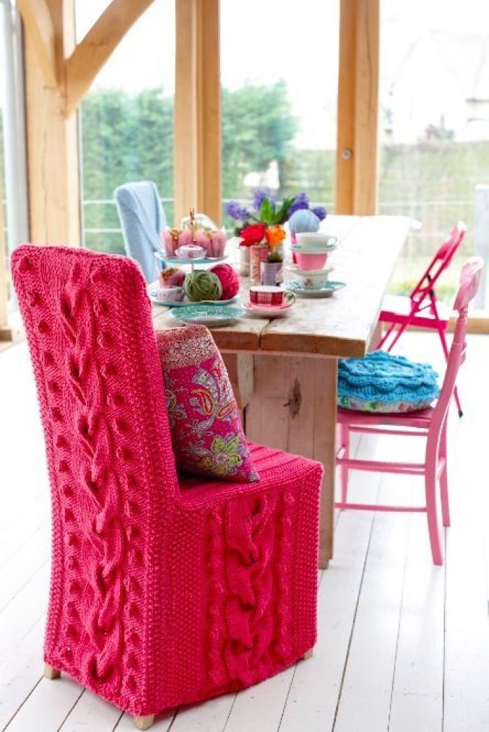 Không chỉ khoác lên mình chiếc áo len mới mẻ mà sắc hồng rực rỡ cũng khiến cho chiếc ghế trở nên nổi bật nhất giữa phòng ăn.