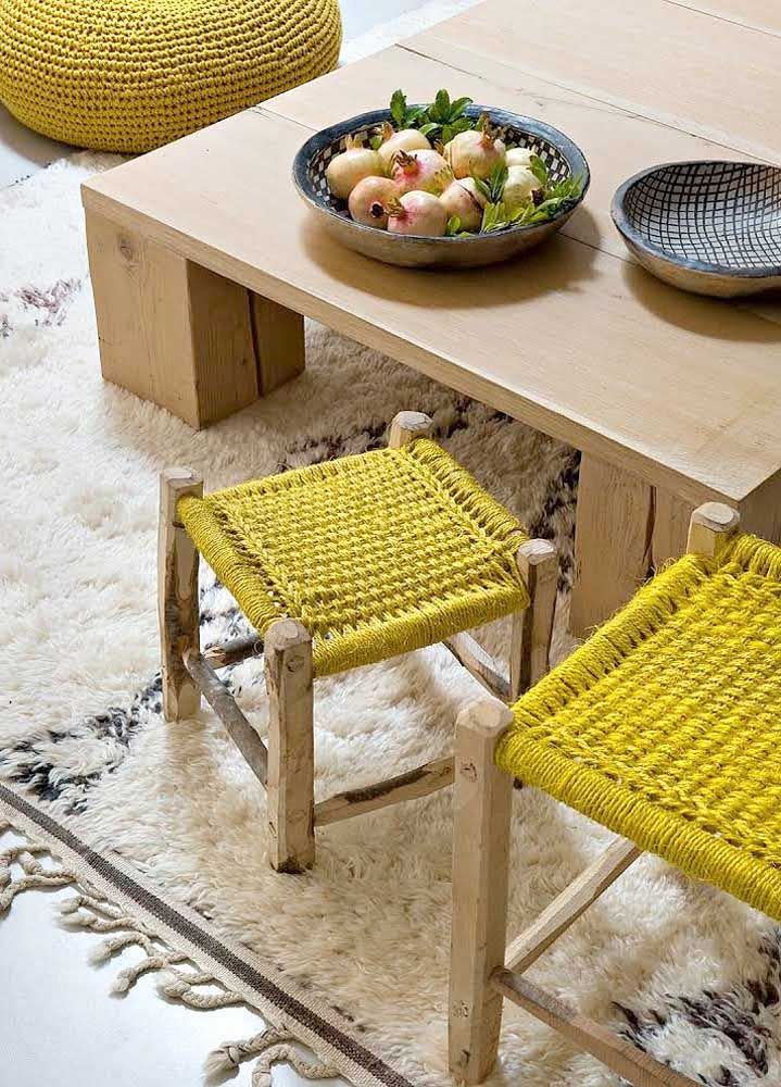 Những chiếc ghế gỗ mộc mạc kiểu dáng truyền thống được mặc chiếc áo màu vàng mù tạt - xu hướng màu sắc rất được yêu thích mùa Thu - Đông.