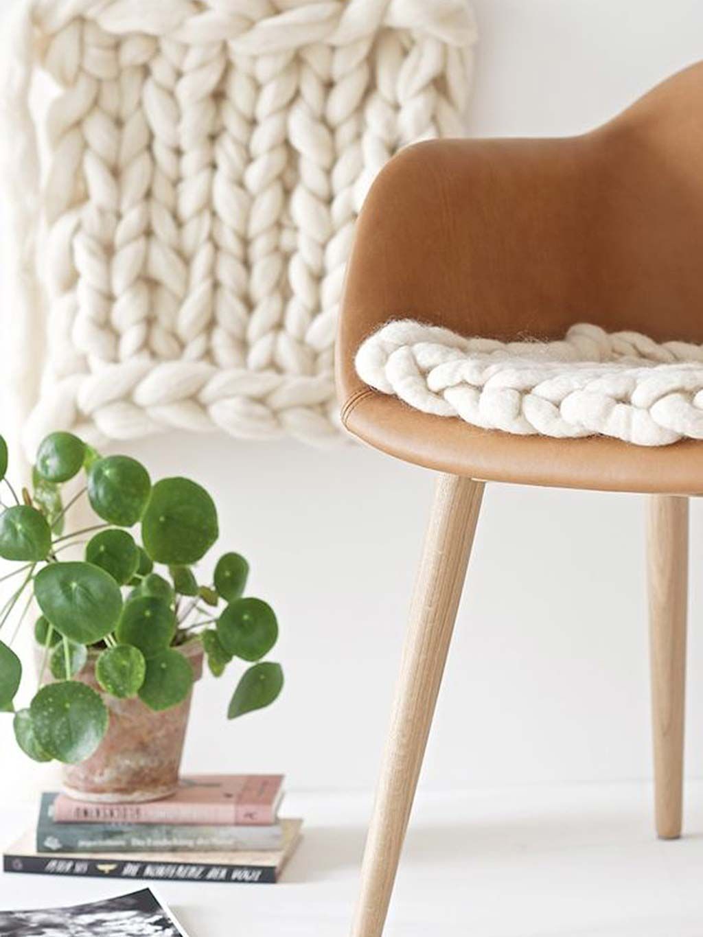  Một sự rung cảm tinh tế và nhẹ nhàng khi tấm đệm đan len chunky màu trắng được đặt trên chiếc ghế gam màu nâu trầm đầy ấm áp.